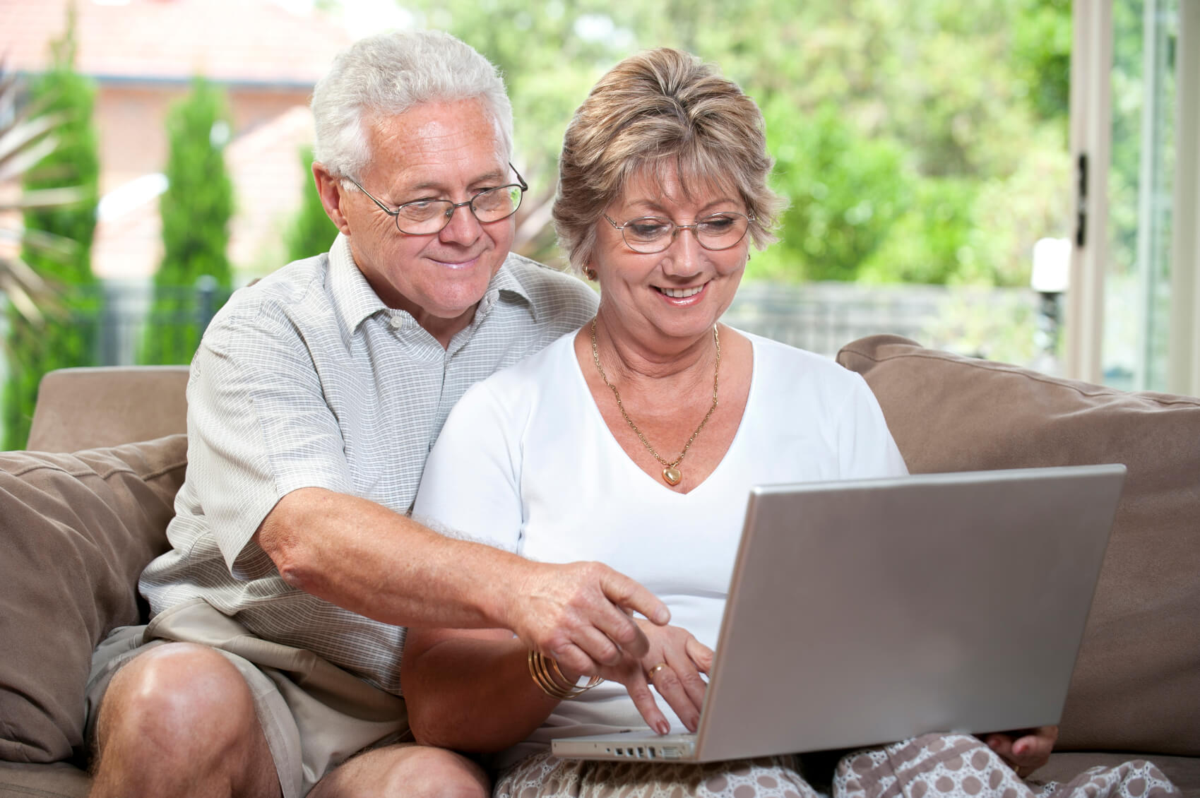Русские пожилые за деньги. Дедушка с ноутбуком. Пенсионер Skype. Видеозвонок с бабушкой. Общаться с родственниками через интернет.